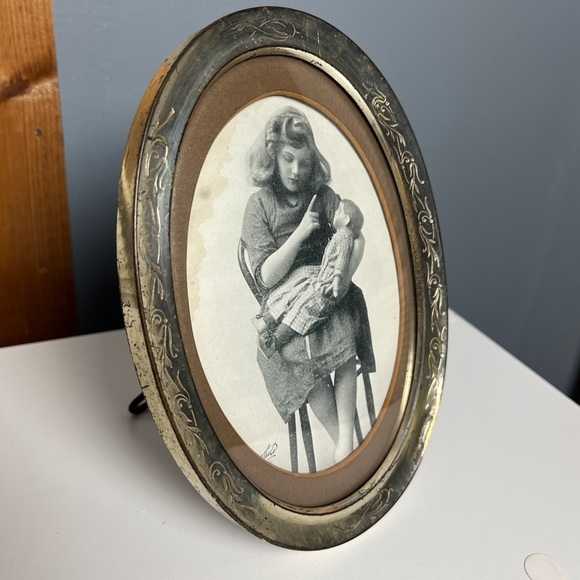 Vintage 40's Oval Round Frame with Creepy Girl with Doll Photo - Picture 2 of 11